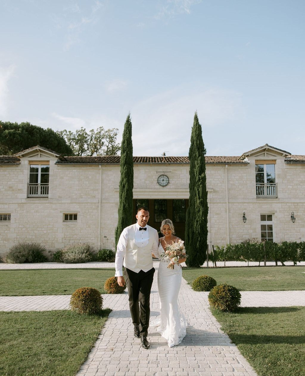 Mariés devant château en Gironde — Studio Ayra
