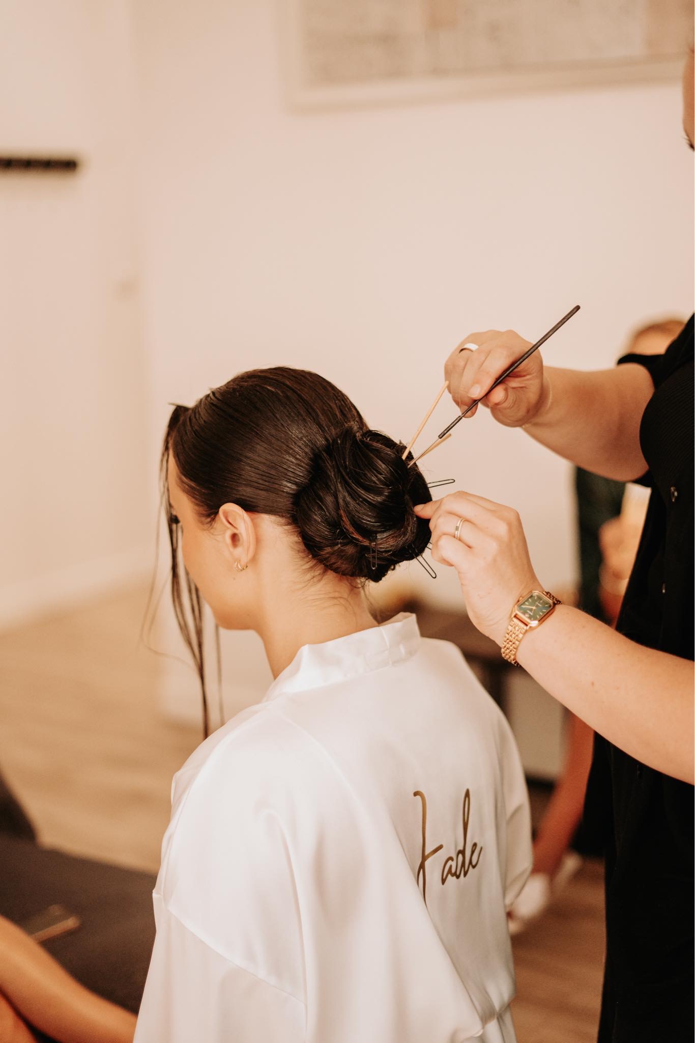 Ayra en train de coiffer une mariée — Studio Ayra Bordeaux